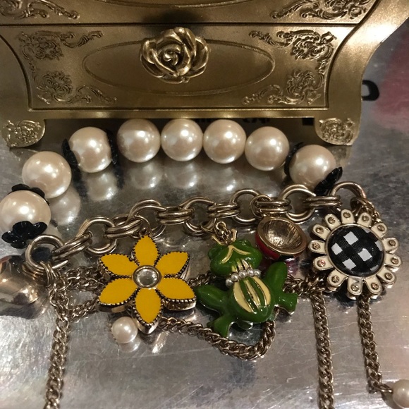 Betsey Johnson pearl frog prince daisy flower crystal charm bracelet vintage